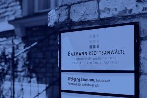 Eingangsschild Standort Würzbburg Baumann Rechtsanwälte
